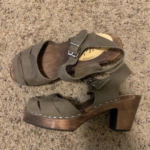 Lotta from Stockholm Dark taupe peep toe clogs